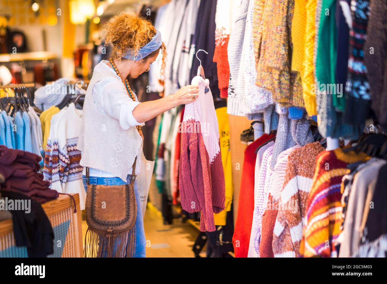 Mujer de una tienda de ropa en actividad comercial - moda moda estilo de vida personas - concepto de ventas ocasión descuento centro comercial c Fotografía de stock -
