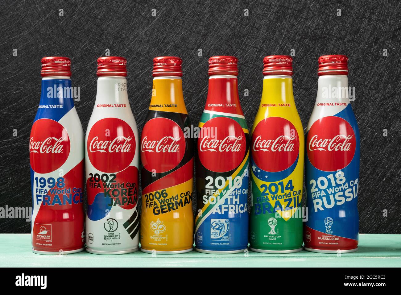 ZHONGSHAN China-agosto 2,2021:botellas de cola especial para 1998 a 2018 copas mundiales. Foto de stock