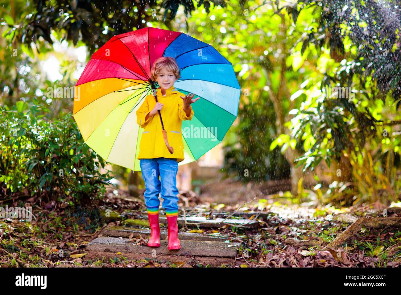 Niño Jugando Bajo Lluvia Otoño Niño Con Paraguas Niño Corriendo: fotografía  de stock © FamVeldman #499221976