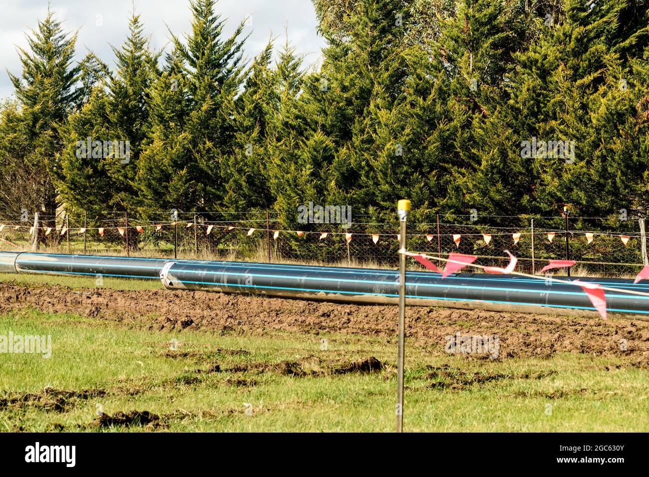 Tuberías de agua antes de ser puestas en la trinchera cerca del