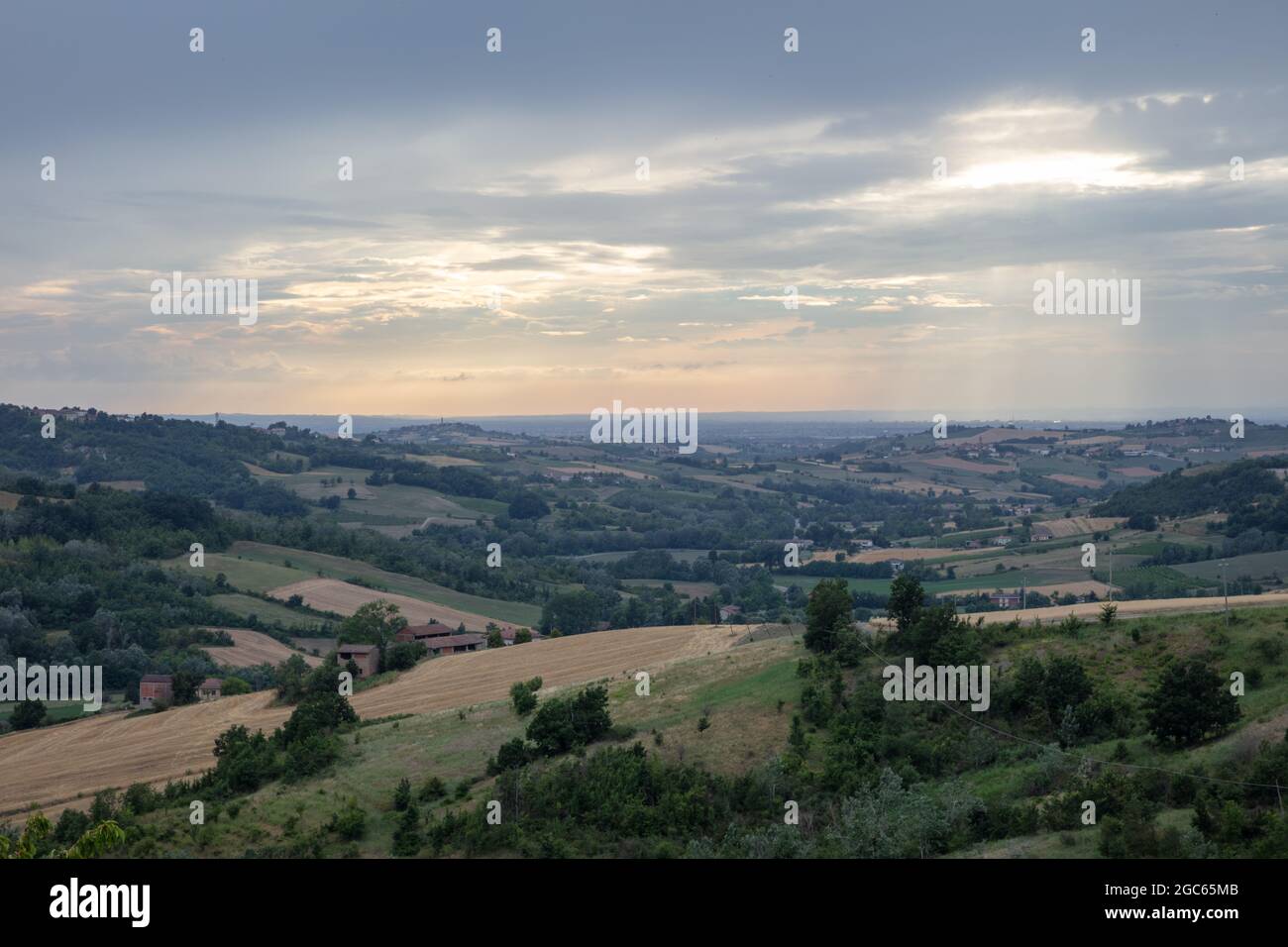 Clouds sobre las colinas de Piemont antes de la puesta del sol Foto de stock