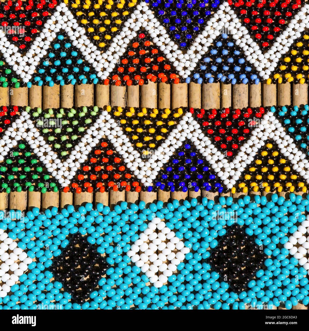 Pulseras tribales africanas en colores vibrantes. Primer plano de  intrincado trabajo de cuentas para la venta en un mercado callejero en  Sudáfrica Fotografía de stock - Alamy