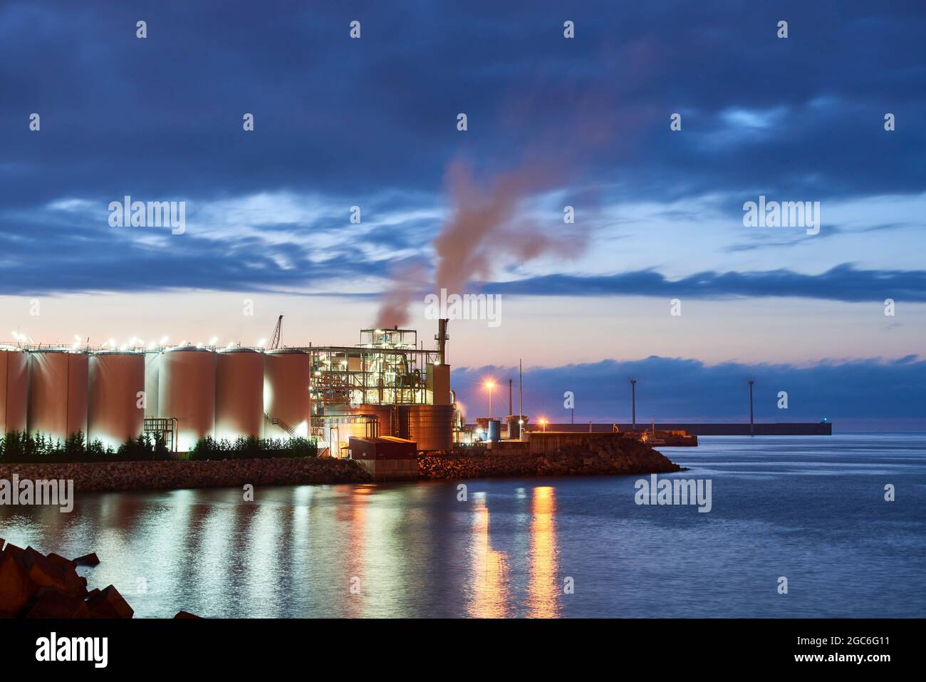 08/05/2021, Detalle de una fábrica de noche en el puerto de Bilbao, Santurtzi, País Vasco, España, Europa Foto de stock