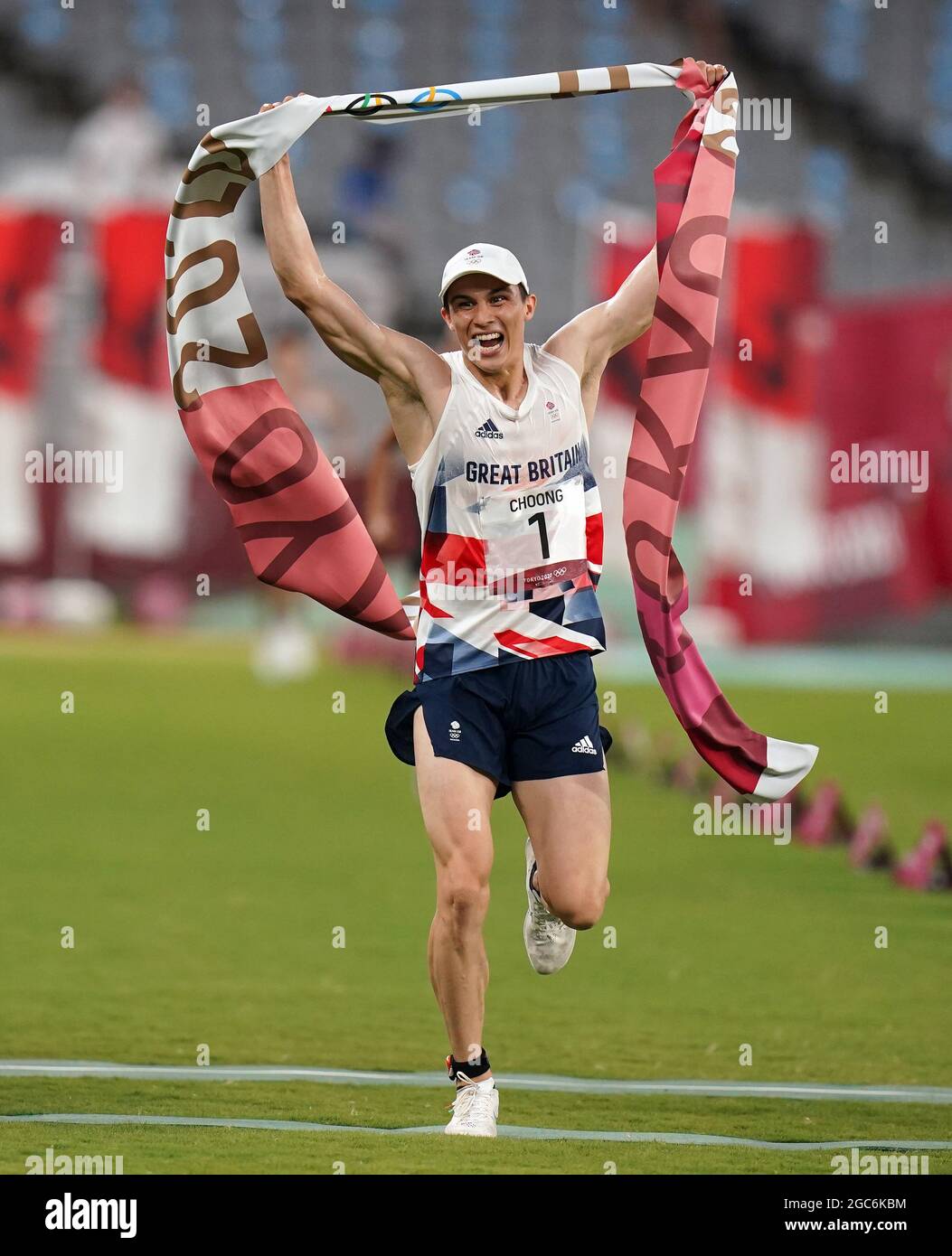 Joseph Choong, de Gran Bretaña, celebra una medalla de oro tras la victoria  en la final Modern Pentathlon, Men's Individual - Laser Run en el Estadio  de Tokio, el decimoquinto día de