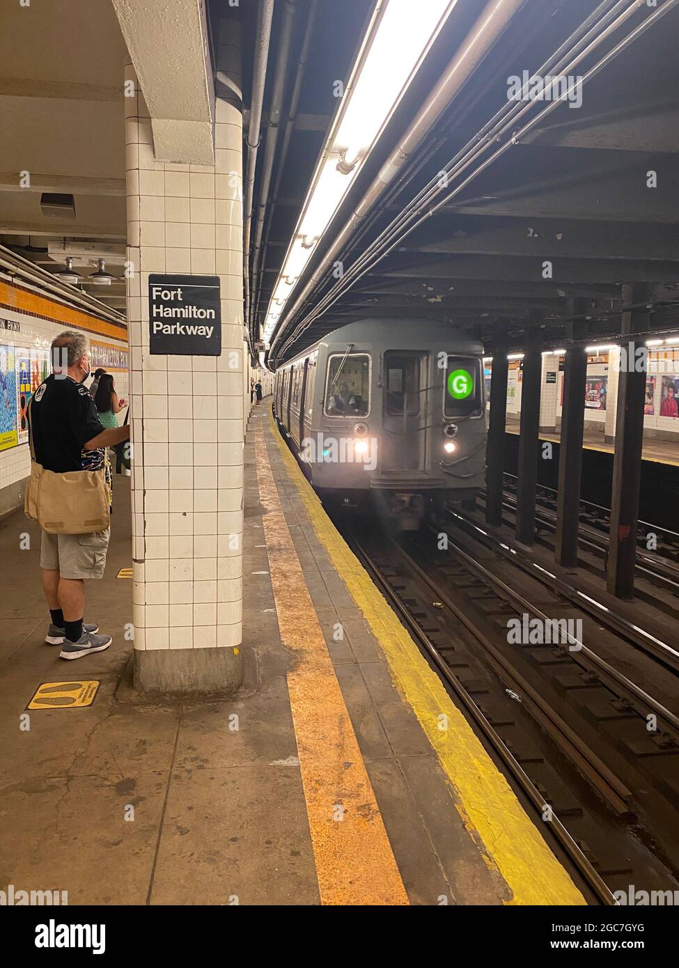 El tren G entra en la estación de metro Fort Hamilton Parkway en el barrio de Windsor Terrace en Brooklyn, Nueva York. Foto de stock