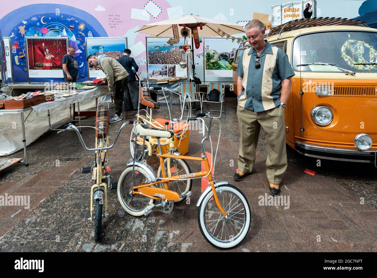Londres, Reino Unido. 7 de agosto de 2021. Un hombre en un puesto que vende  bicicletas antiguas en la Venta de Botas Clásicas de Autos en Granary  Square, King's Cross. El evento