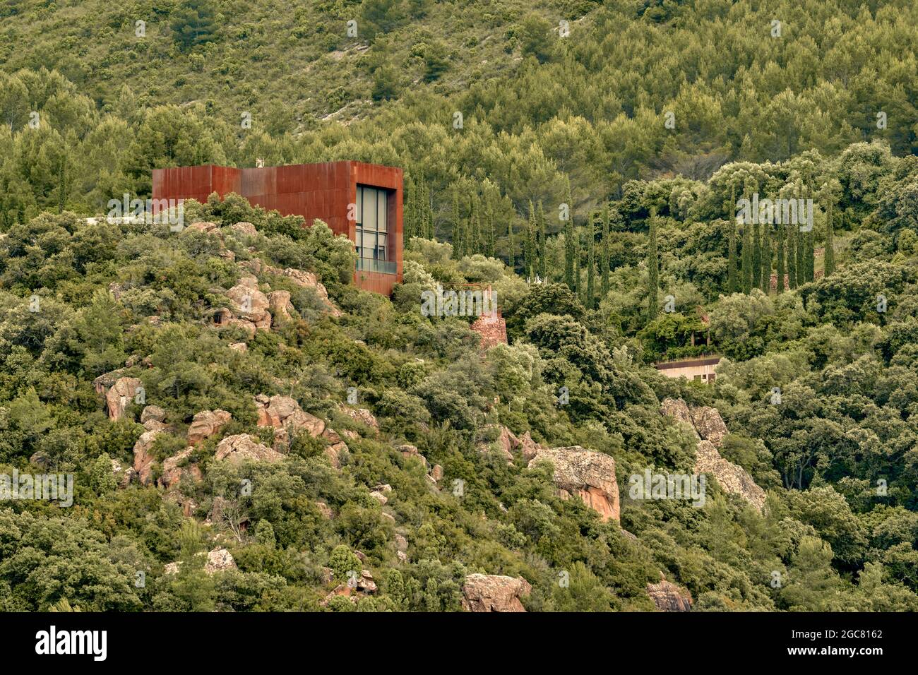 Casa de hierro en la montaña rodeada de rocas y árboles en el pueblo de  VILLAFAMES, Castellón, España, Europa Fotografía de stock - Alamy