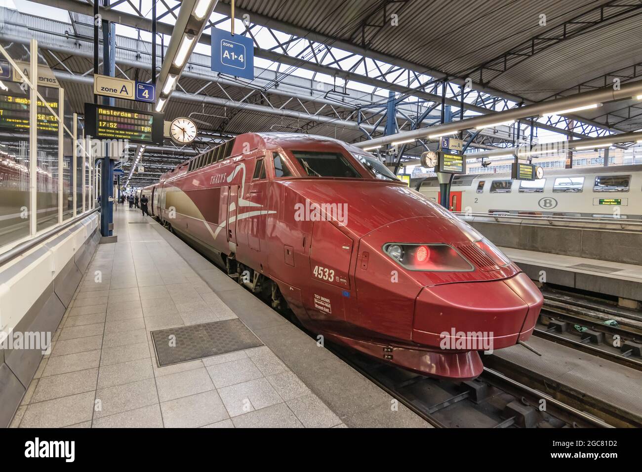 BRUSELAS, BÉLGICA - 12 de marzo de 2019: Tren internacional de alta velocidad Thalys llegando a la estación de tren Bruselas-Sur (Bruxelles-Midi o Brussel-Zuid) Foto de stock