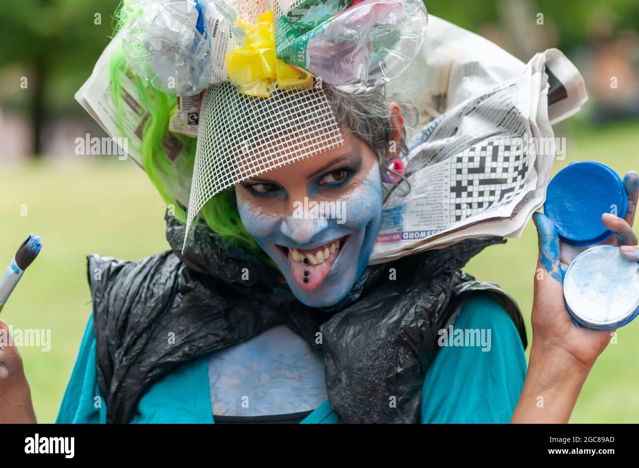 Glasgow, Escocia, Reino Unido. 7th de agosto de 2021. Un artista en el  desfile de carnaval de Govanhill. El desfile de este año incluye grupos  comunitarios, un piper, bateristas, bailarines, malabaristas, Patinadores