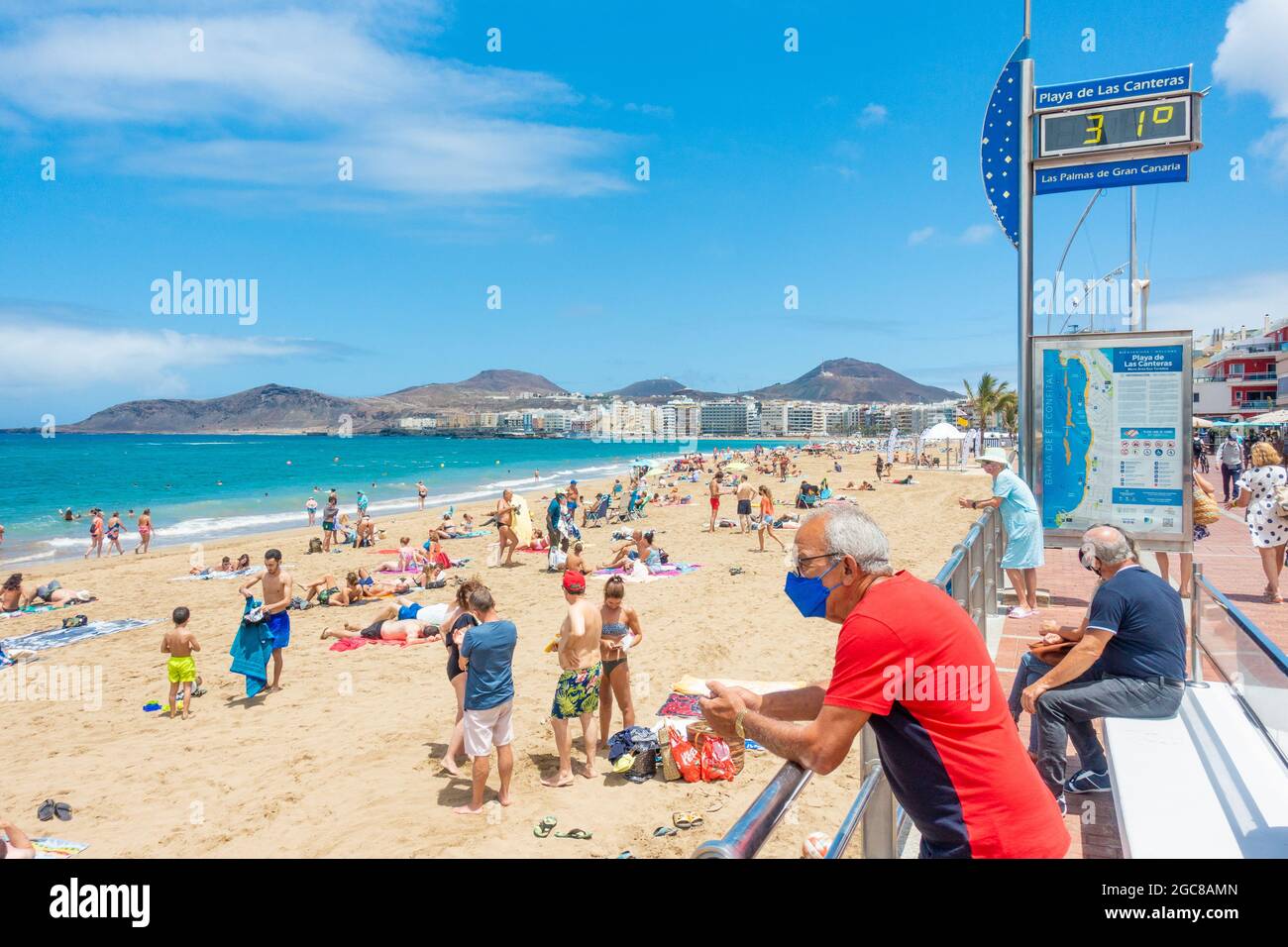 Las Palmas, Gran Canaria, Islas Canarias, España. 7th de agosto de 2021.  Turistas, muchos británicos, en la playa de la ciudad en Las Palmas. Gran  Canaria pasará del nivel 3 al nivel