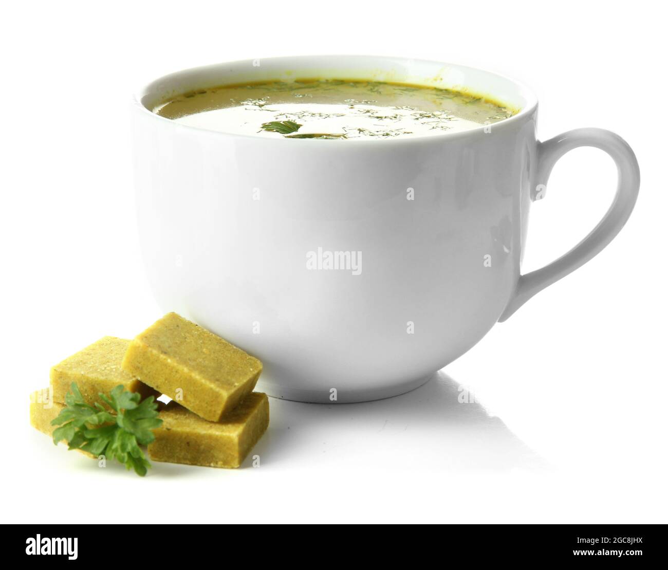 Taza de sopa con los cubos de caldo concentrado, aislado en blanco  Fotografía de stock - Alamy