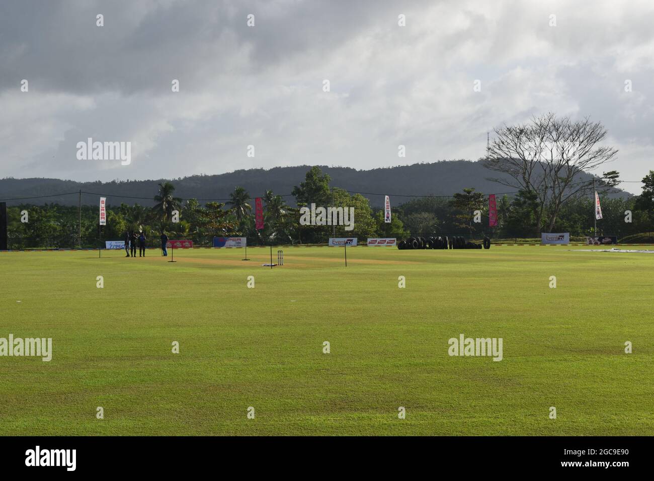 El pintoresco recinto de críquet de la Ordenanza del Ejército. Dombagoda. Sri Lanka. Foto de stock