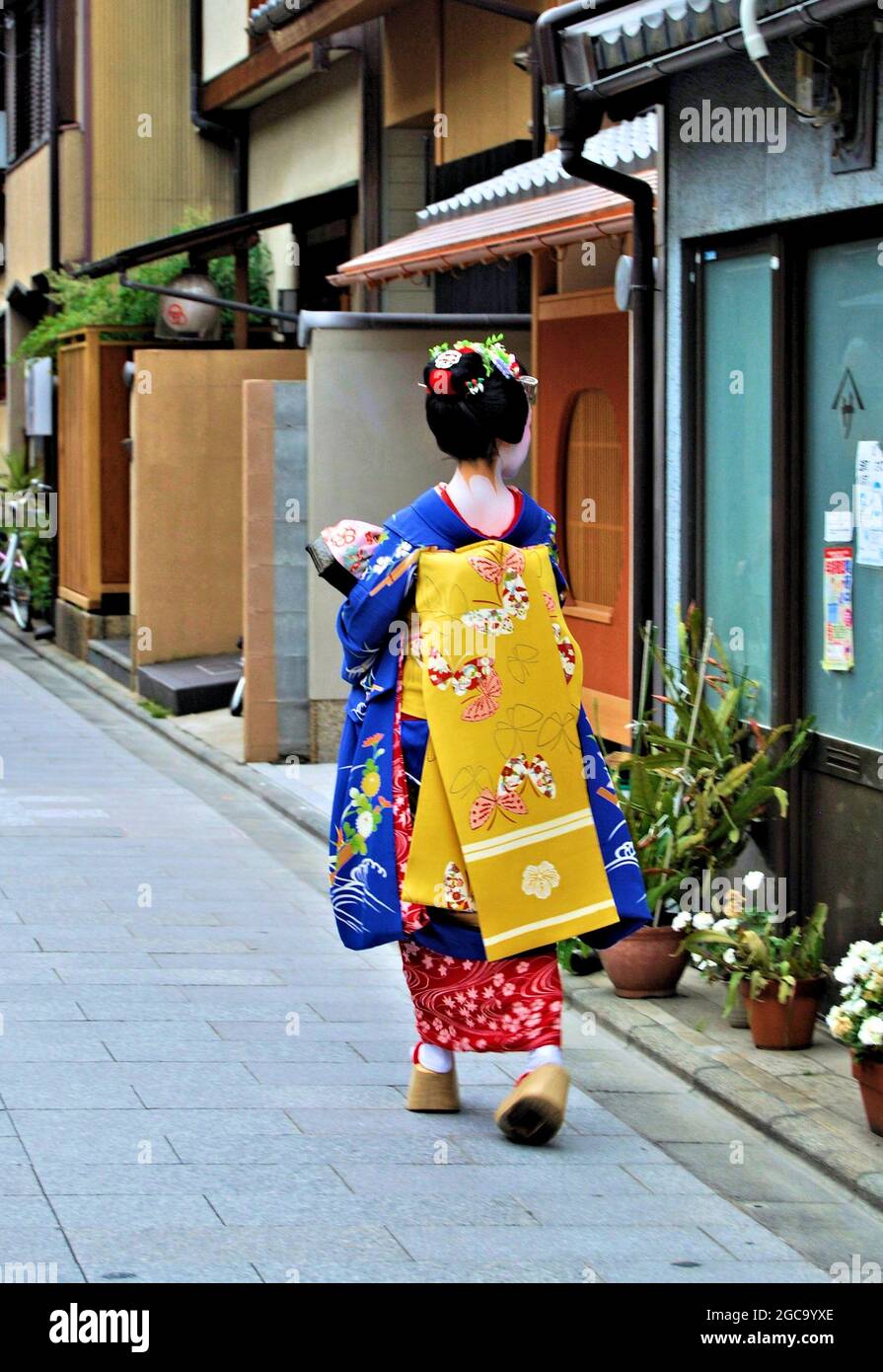 Maiko está en camino de trabajar en Gion, Kioto, Japón Foto de stock