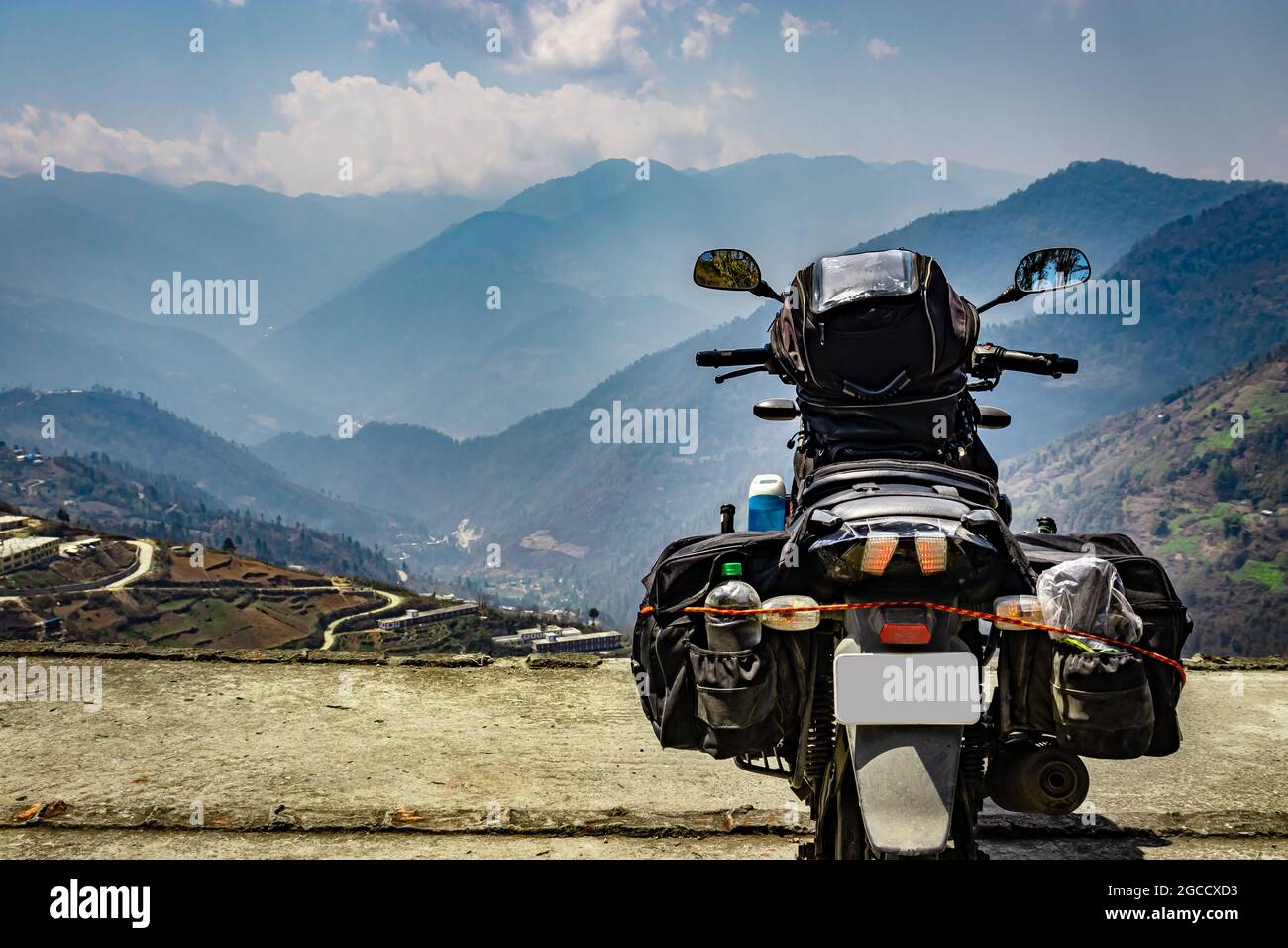 moto cargada de rider con prístina vista natural en la cima de la colina por la mañana se toma una imagen en bomdila arunachal pradesh india. Foto de stock