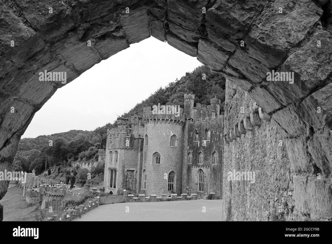 El castillo de Gwrych es una casa de campo del siglo 19th catalogada como de grado I cerca de Abergele en Conwy, Gales Foto de stock