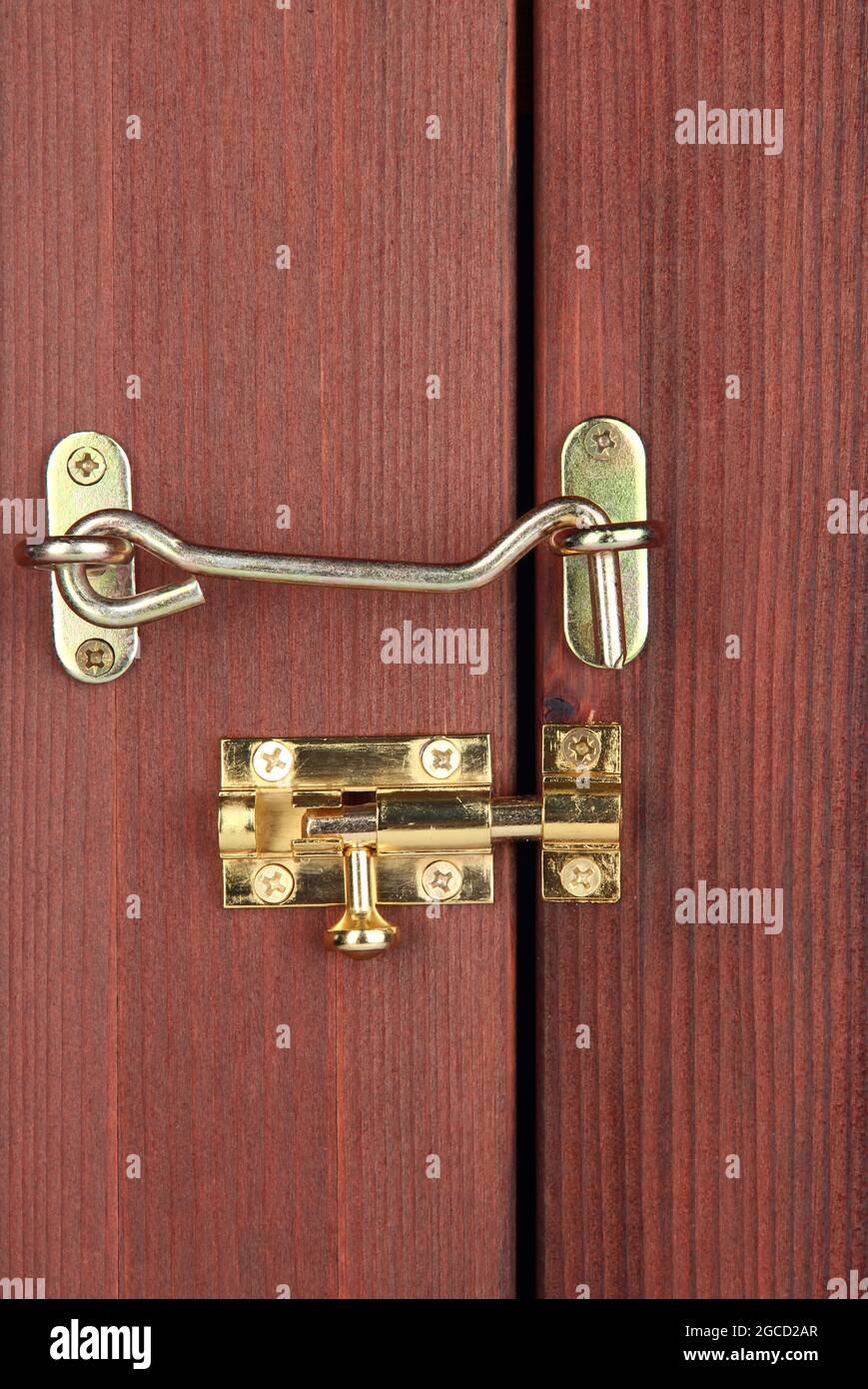 Gancho metálico y cerrojo en el cierre de puerta de madera Fotografía de  stock - Alamy