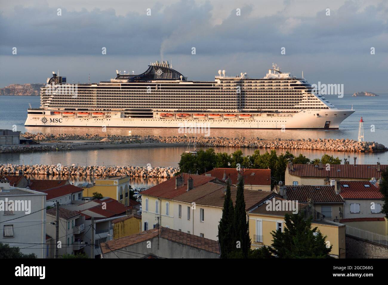 El crucero “MSC Seashore” llega al puerto mediterráneo francés de Marsella  Fotografía de stock - Alamy