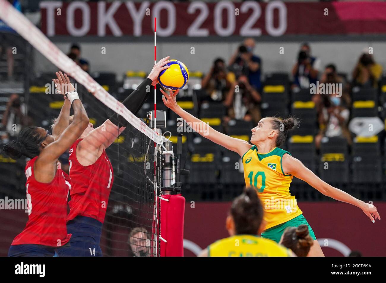 TÓQUIO, TO - 01.01.2019: Tokyo 2020 Olimpiadas TOKIO - Gabi do Brasil  Durante el juego de voleibol de Brasil x Estados Unidos (final) en los  Juegos Olímpicos de Tokio 2020 celebrados en