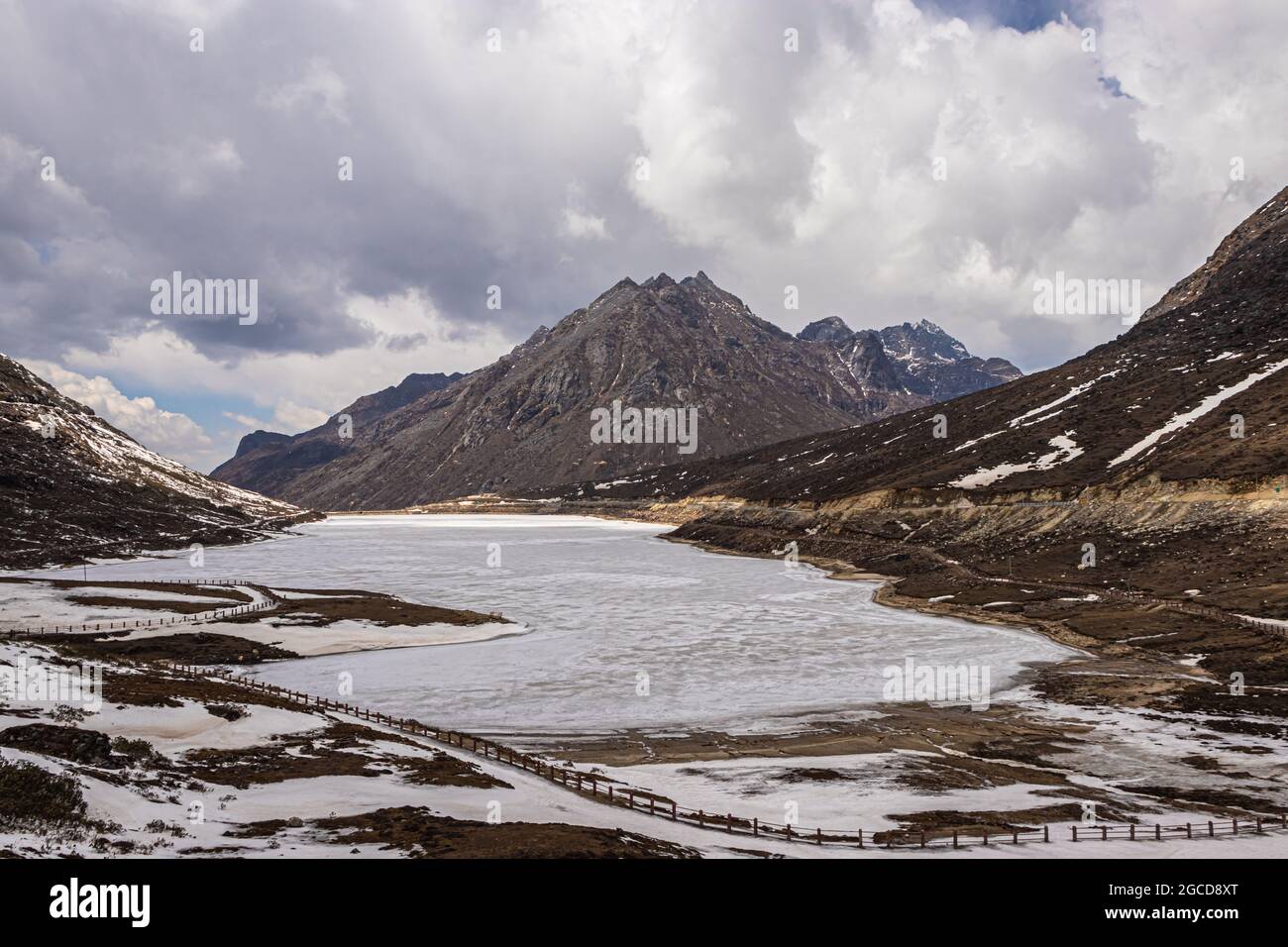 lago congelado con fondo de valle de montaña en invierno en el día de la imagen de ángulo plano se toma en el paso de sela tawang arunachal pradesh india. Foto de stock