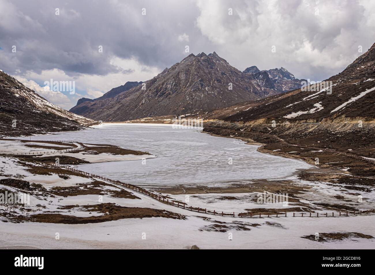 lago congelado con fondo de valle de montaña en invierno en el día de la imagen de ángulo plano se toma en el paso de sela tawang arunachal pradesh india. Foto de stock