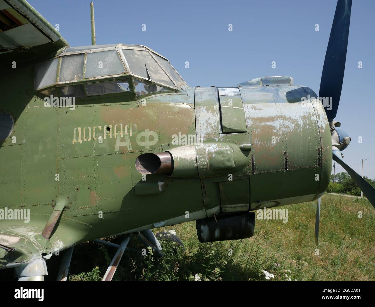 Antiguo avión abandonado. La base de los planos rotos abandonados. Foto de stock