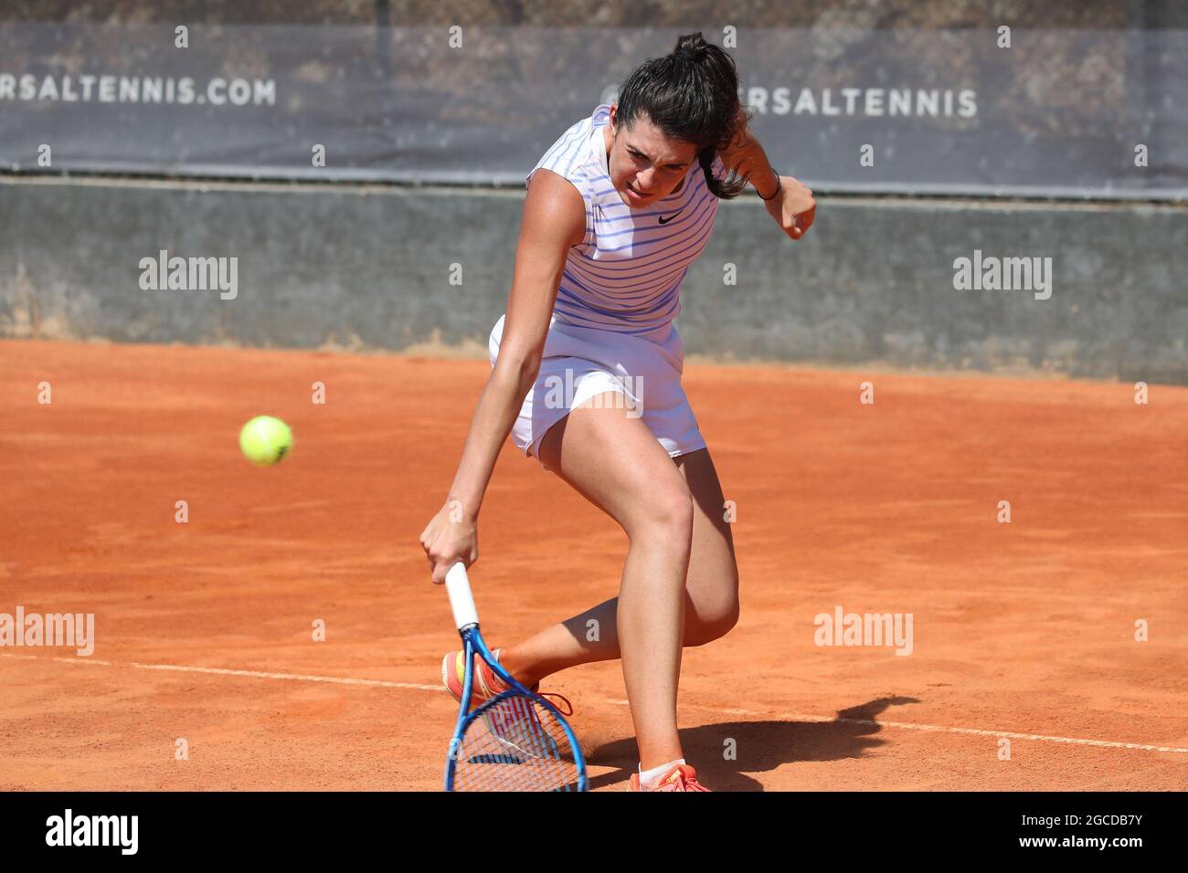 Tamara Malesevic (Serbia) en acción durante el partido final contra Daria  Lodikova (Rusia) - UTR Pro Tennis Tour Europe Finals - Sport Centre Visnjik  en Zadar, Croacia Fotografía de stock - Alamy