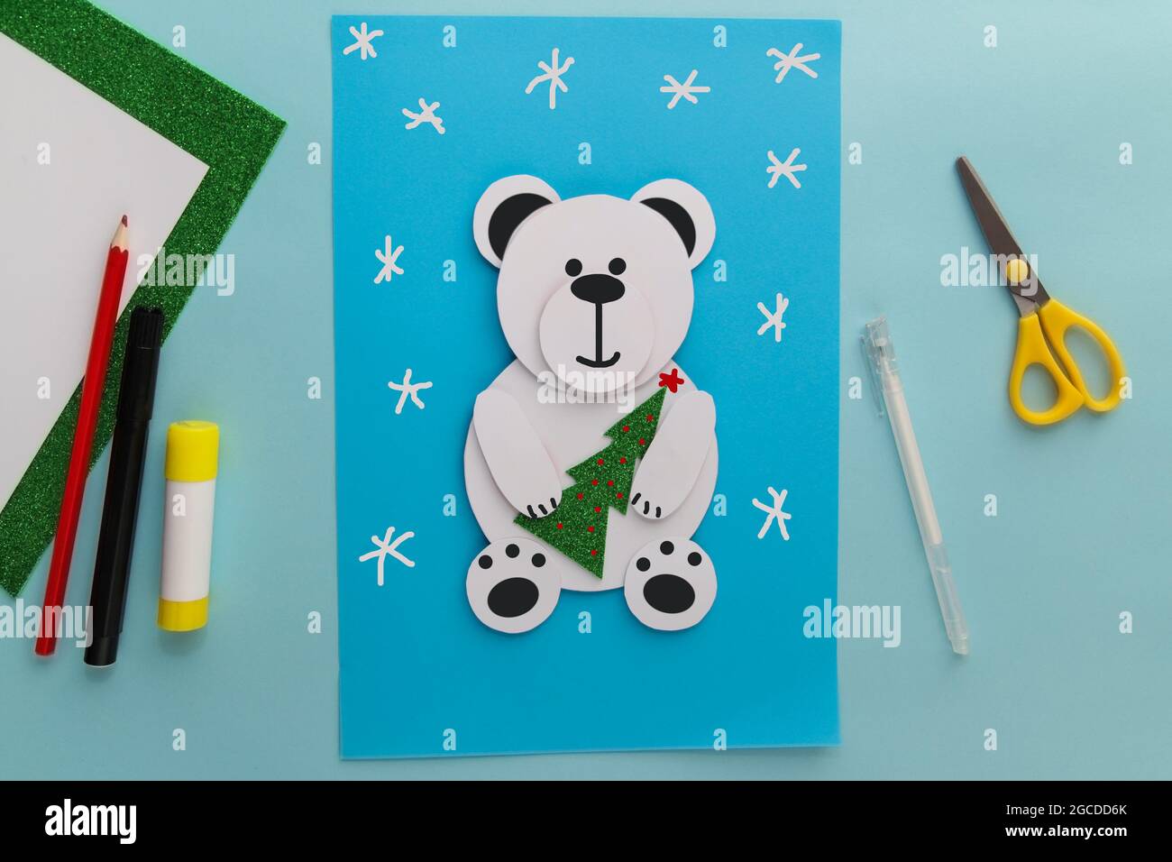 Artesanía para niños. Decoración de invierno de papel Oso Polar. Proyecto  de arte infantil. Concepto DIY. Paso a paso Fotografía de stock - Alamy