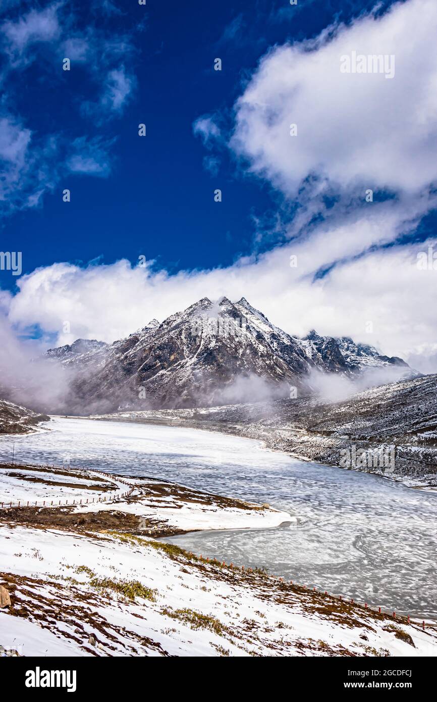 el lago congelado de sela con montañas nevadas y cielo azul brillante por la mañana desde un ángulo plano se toma en sela tawang arunachal pradesh india. Foto de stock