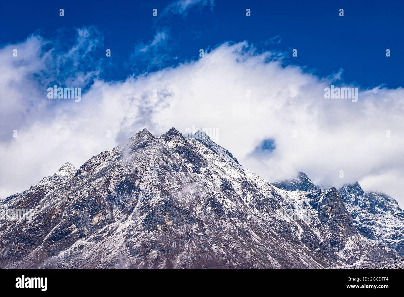 montañas nevadas con cielo azul brillante por la mañana desde el ángulo plano imagen se toma en sela tawang arunachal pradesh india. Foto de stock