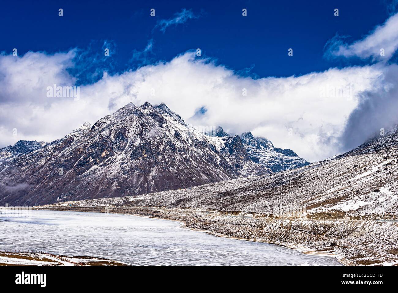 montañas nevadas con lago congelado y cielo azul brillante por la mañana desde ángulo plano se toma una imagen en sela tawang arunachal pradesh india. Foto de stock
