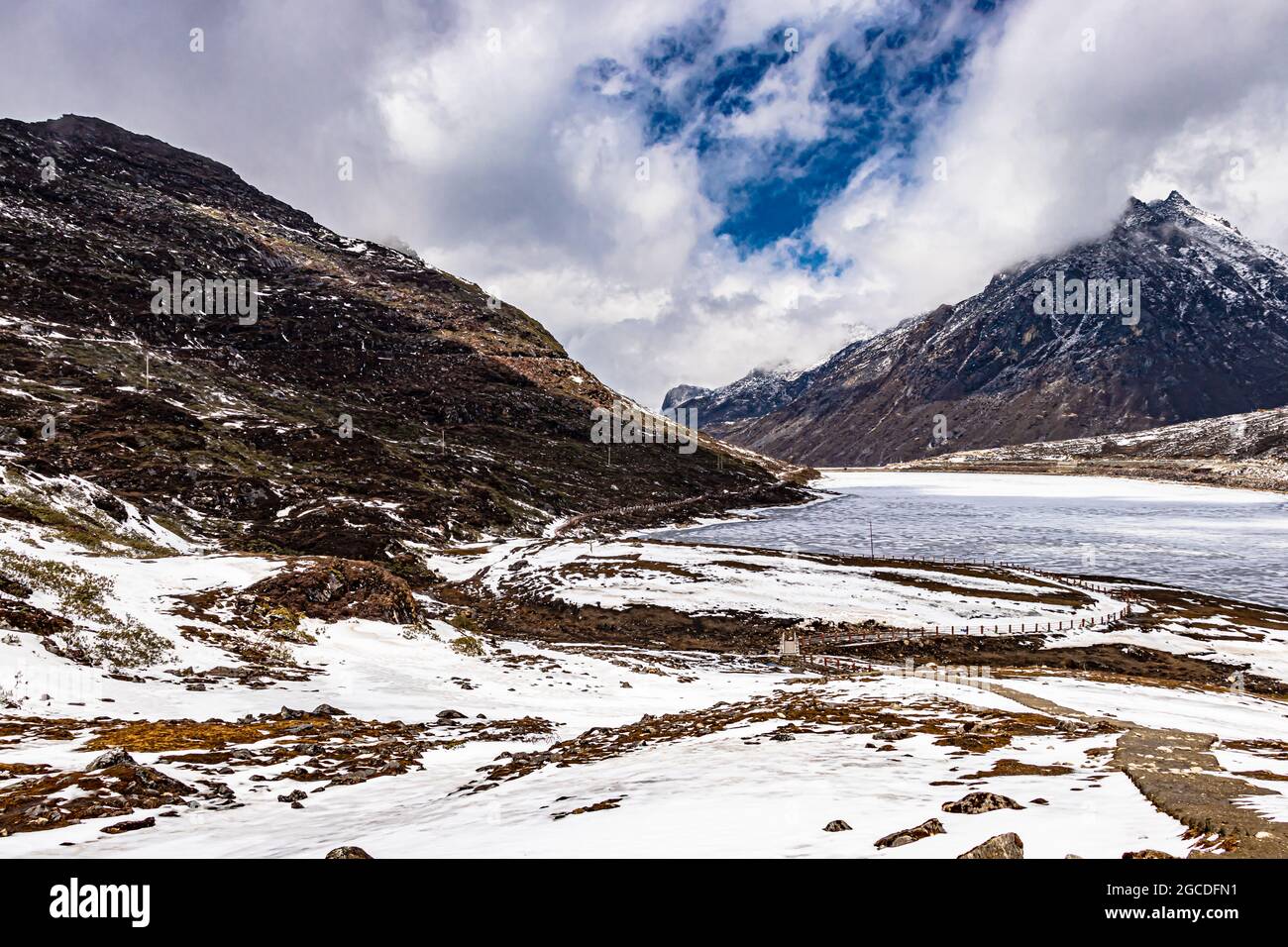 montañas nevadas con lago congelado y cielo azul brillante por la mañana desde ángulo plano se toma una imagen en sela tawang arunachal pradesh india. Foto de stock