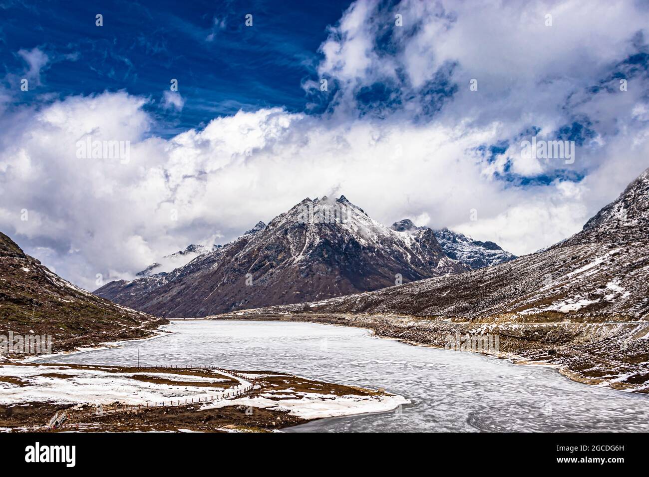 montañas nevadas con lago congelado y cielo azul brillante por la mañana desde ángulo plano se toma una imagen en sela tawang arunachal pradesh india. Foto de stock