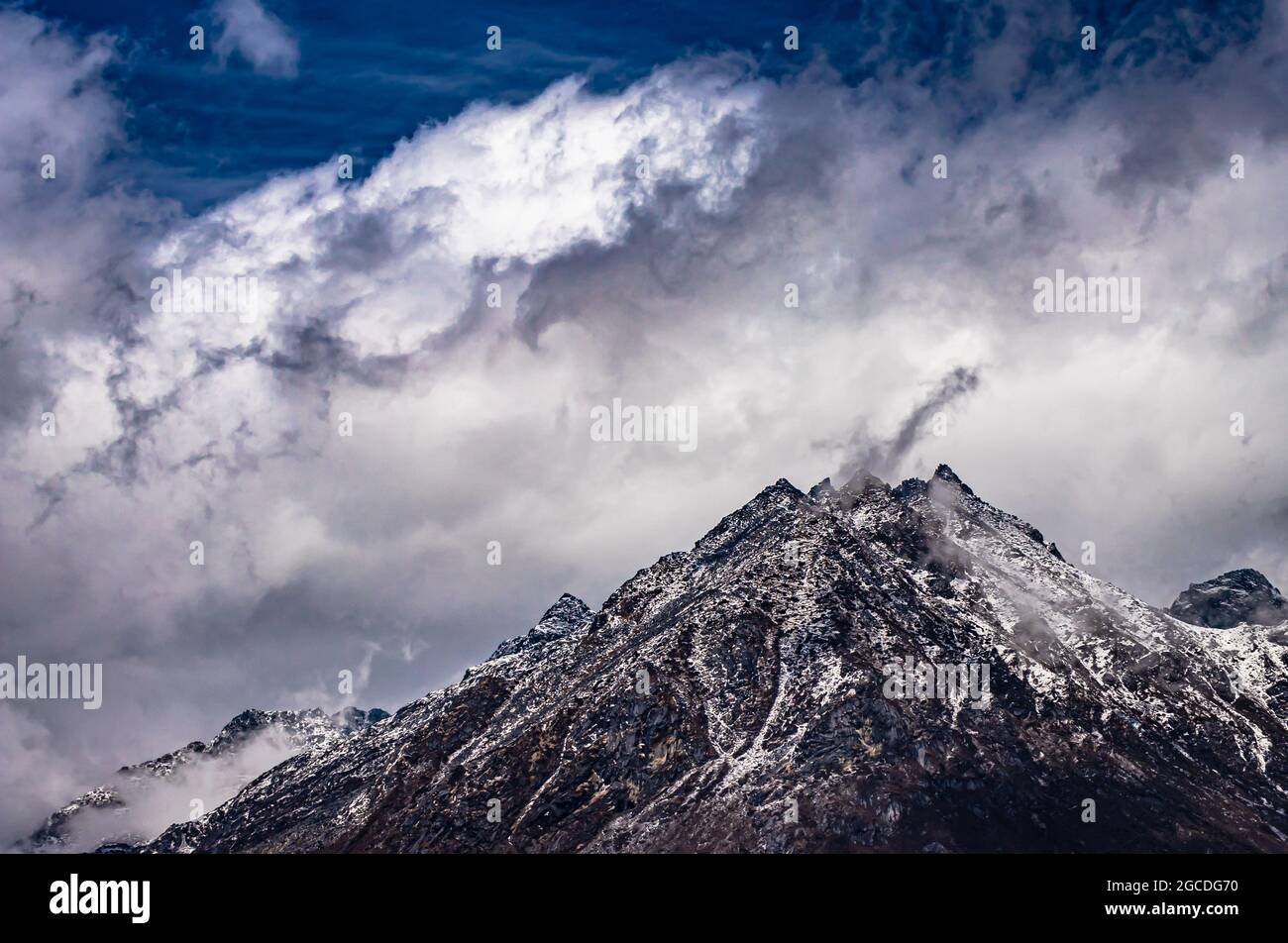 montañas nevadas con cielo azul brillante por la mañana desde el ángulo plano imagen se toma en sela tawang arunachal pradesh india. Foto de stock
