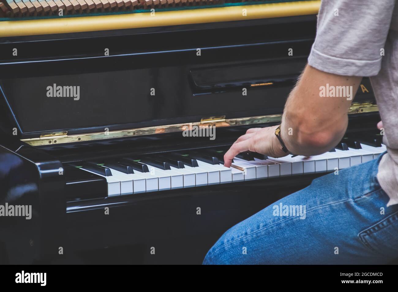 Primer plano músico tocando piano al aire libre Fotografía de stock - Alamy