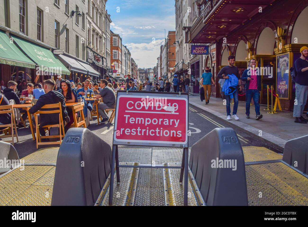 Una señal de restricción de tráfico COVID-19 en Old Compton Street, Soho. Varias calles en Soho han sido bloqueadas para tráfico en ciertas horas del día para permitir al aire libre, sentarse en la calle fuera de pubs, bares y restaurantes durante la pandemia del coronavirus. Londres, Reino Unido. 7th de agosto de 2021. Foto de stock