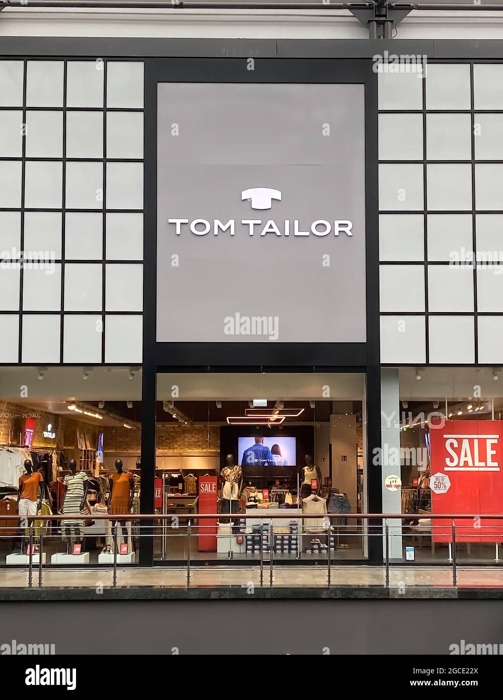 Oberhausen, Alemania - 9 de julio. 2021: Ver en el frente de la tienda con  logotipo de tom taylor moda en el centro comercial Fotografía de stock -  Alamy