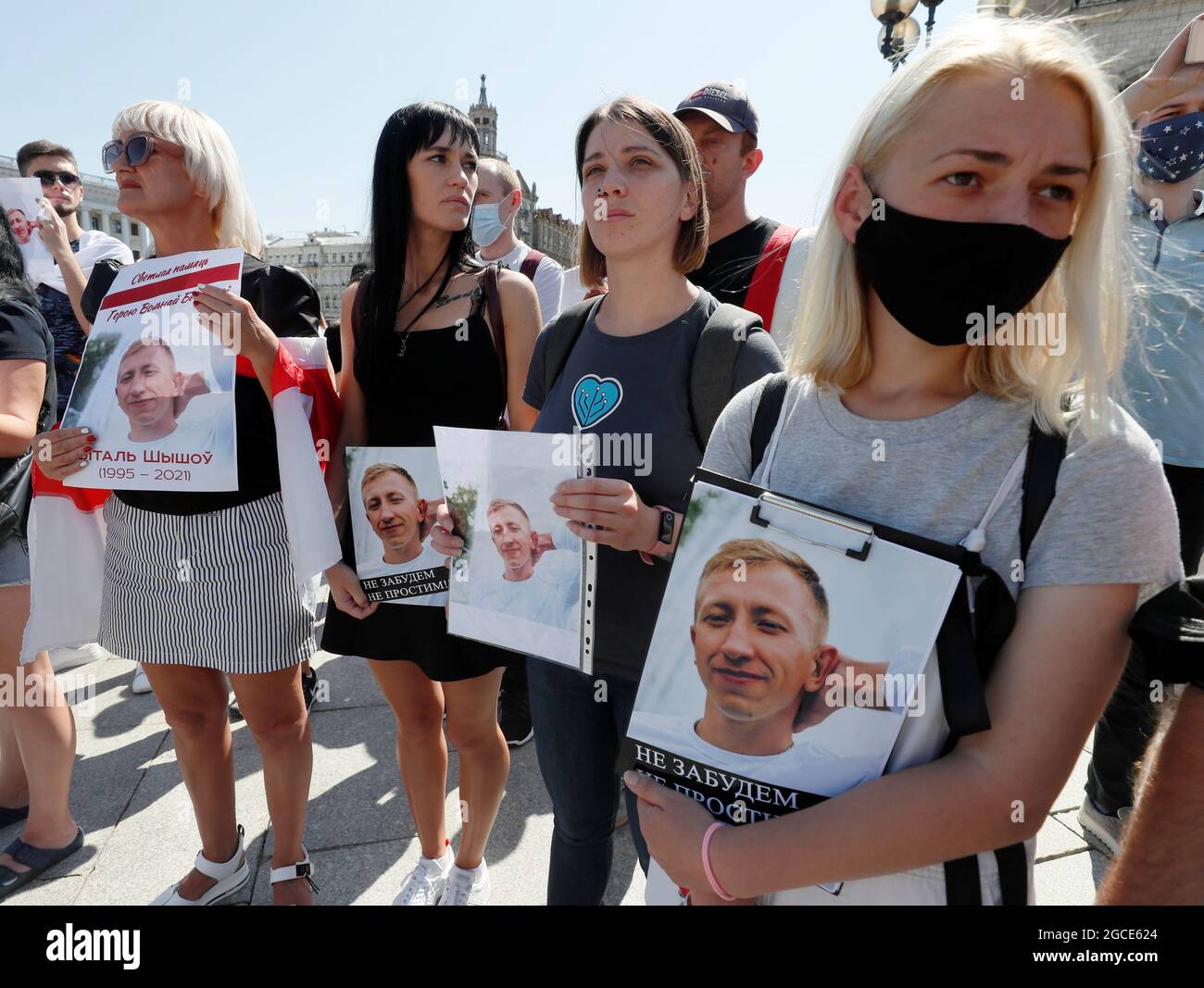 Los Belarusos Que Huyeron De Su Pais Natal A Ucrania Asi Como Miembros De La Diaspora Y Activistas Ucranianos Asisten A Una Manifestacion Para Conmemorar A Vitaly Shishov Un Activista Bielorruso Que