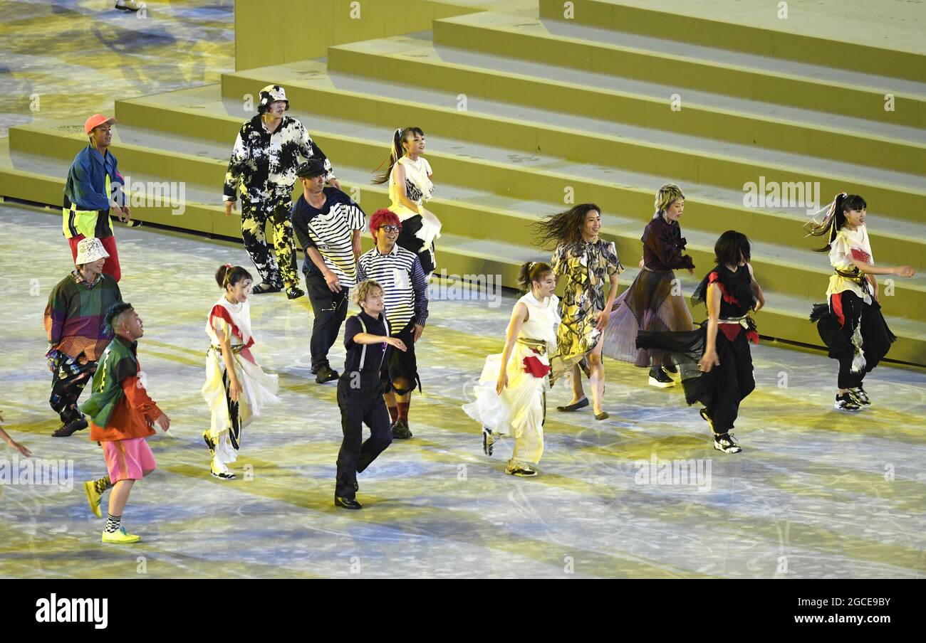 Tokio, Japón. 08th de agosto de 2021. Jóvenes bailarines entretienen durante las ceremonias de clausura de los Juegos Olímpicos de Tokio 2020, domingo, 8 de agosto de 2021, en Tokio, Japón. La Olimpiada se celebró a pesar de una pandemia de Covid y en medio de una declaración de emergencia que restringió muchos aspectos de los Juegos de Verano y la asistencia. Foto de Mike Theiler/UPI Crédito: UPI/Alamy Live News Foto de stock