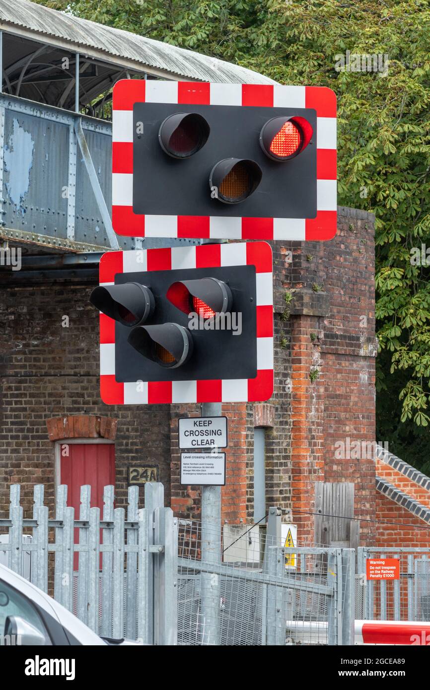 Luces intermitentes en el cruce de nivel en Farnham Station, Surrey, Inglaterra, Reino Unido Foto de stock