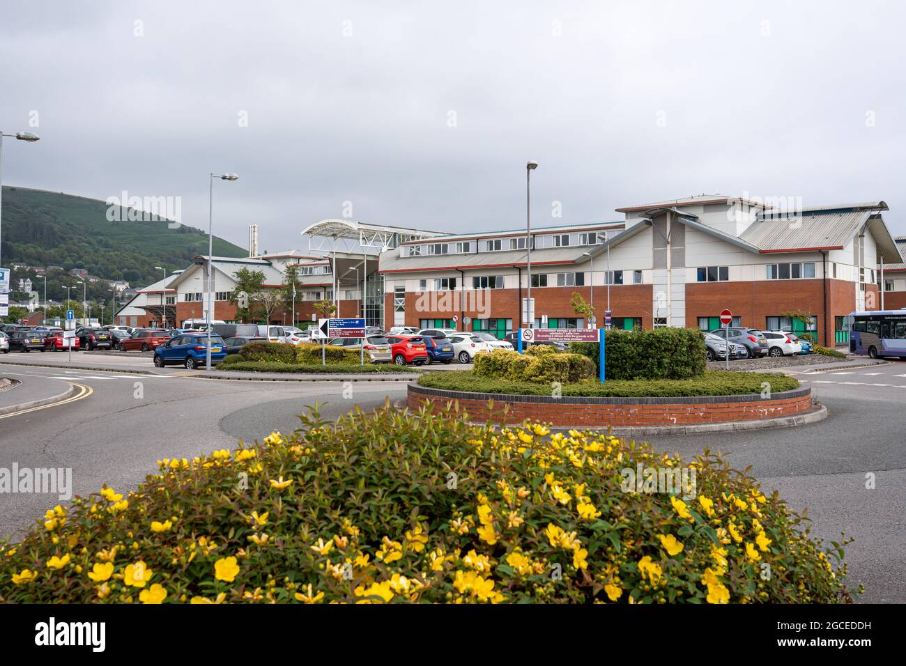 Port Talbot, Reino Unido - 4 de julio de 2021: Neath Port Talbot Hospital, sur de Gales, Reino Unido. Es administrado por la Junta de Salud de la Universidad de Swansea Bay. Ambulancias aparcadas fuera del hospital Foto de stock