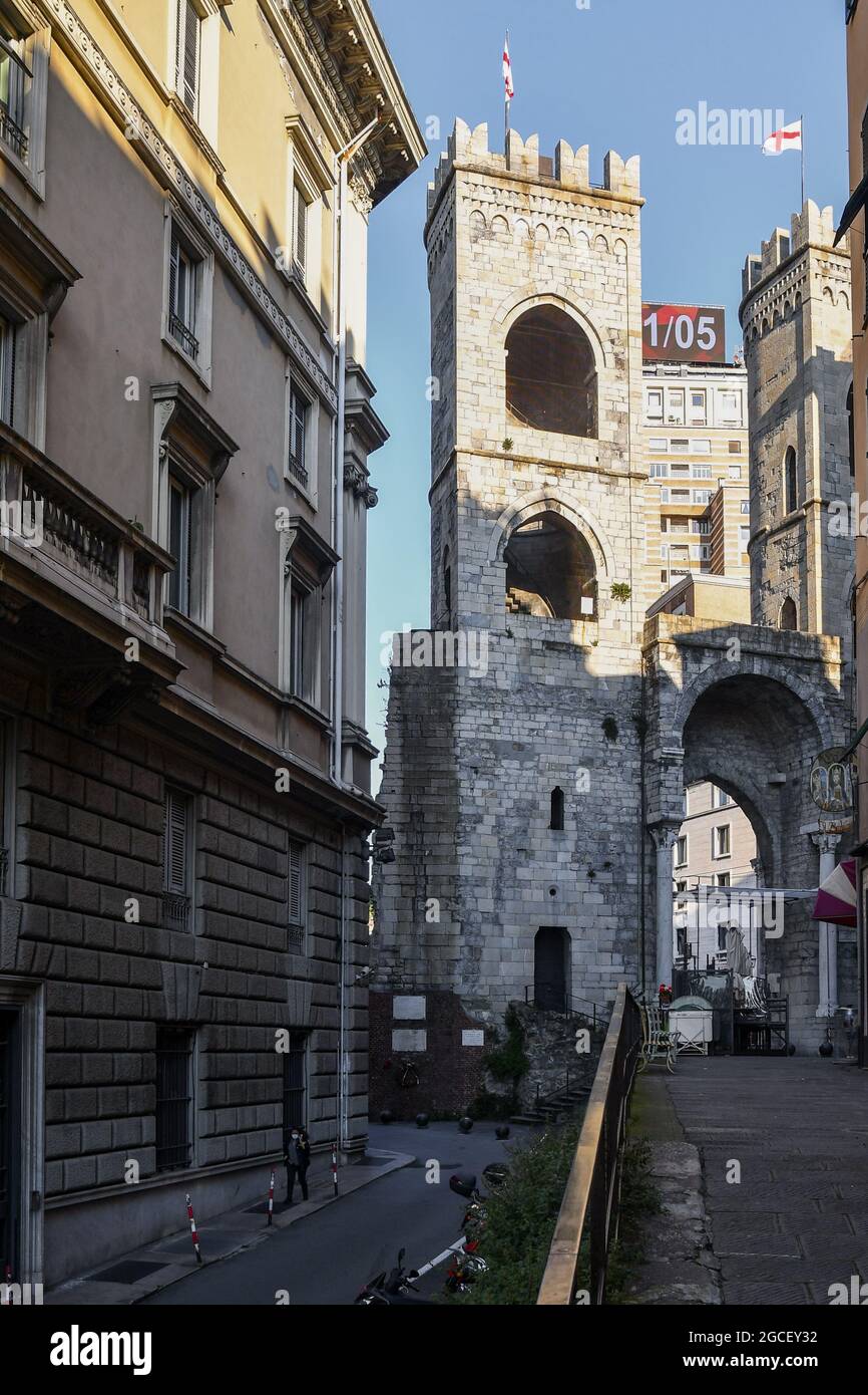 Parte de atrás de la Porta Soprana medieval con sus torres almenadas y el moderno rascacielos Torre Piacentini en el fondo, Génova, Liguria, Italia Foto de stock