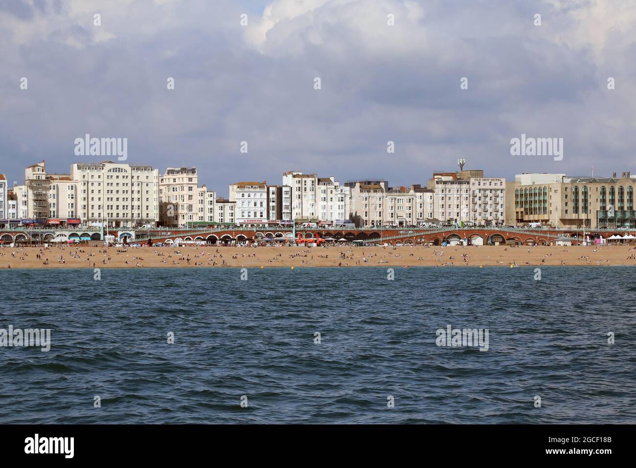 La playa y el paseo marítimo de Brighton en la costa sur de Inglaterra, Reino Unido Foto de stock