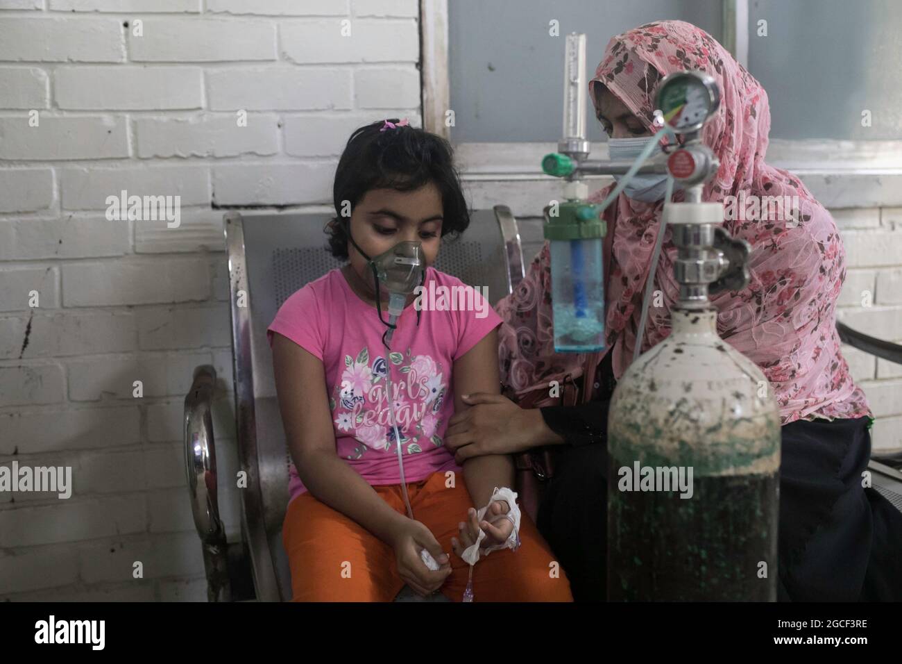 Dhaka, Bangladesh. 08th de agosto de 2021. Los pacientes infantiles reciben tratamiento en el Hospital Infantil de Dhaka, en Dhaka. Un total de 946 pacientes con dengue están recibiendo tratamiento en diferentes hospitales de Bangladesh. Bangladesh ha estado presenciando más de 200 casos de dengue cada día desde agosto de 1, lo que agrava las preocupaciones del ya sobrecargado sector de salud con pacientes de Covid-19. (Foto de Sazzad Hossain/SOPA Images/Sipa USA) Crédito: SIPA USA/Alamy Live News Foto de stock