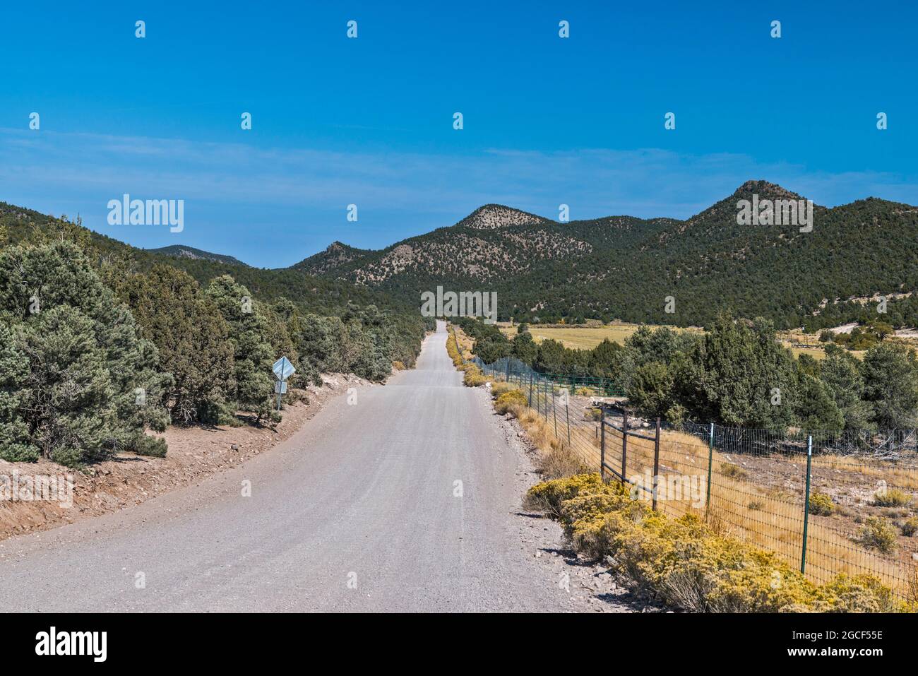 Hamlin Valley Road, alias Modena Canyon Road, Indian Peak Range, Great Basin Desert, cerca de Modena, Utah, EE.UU Foto de stock