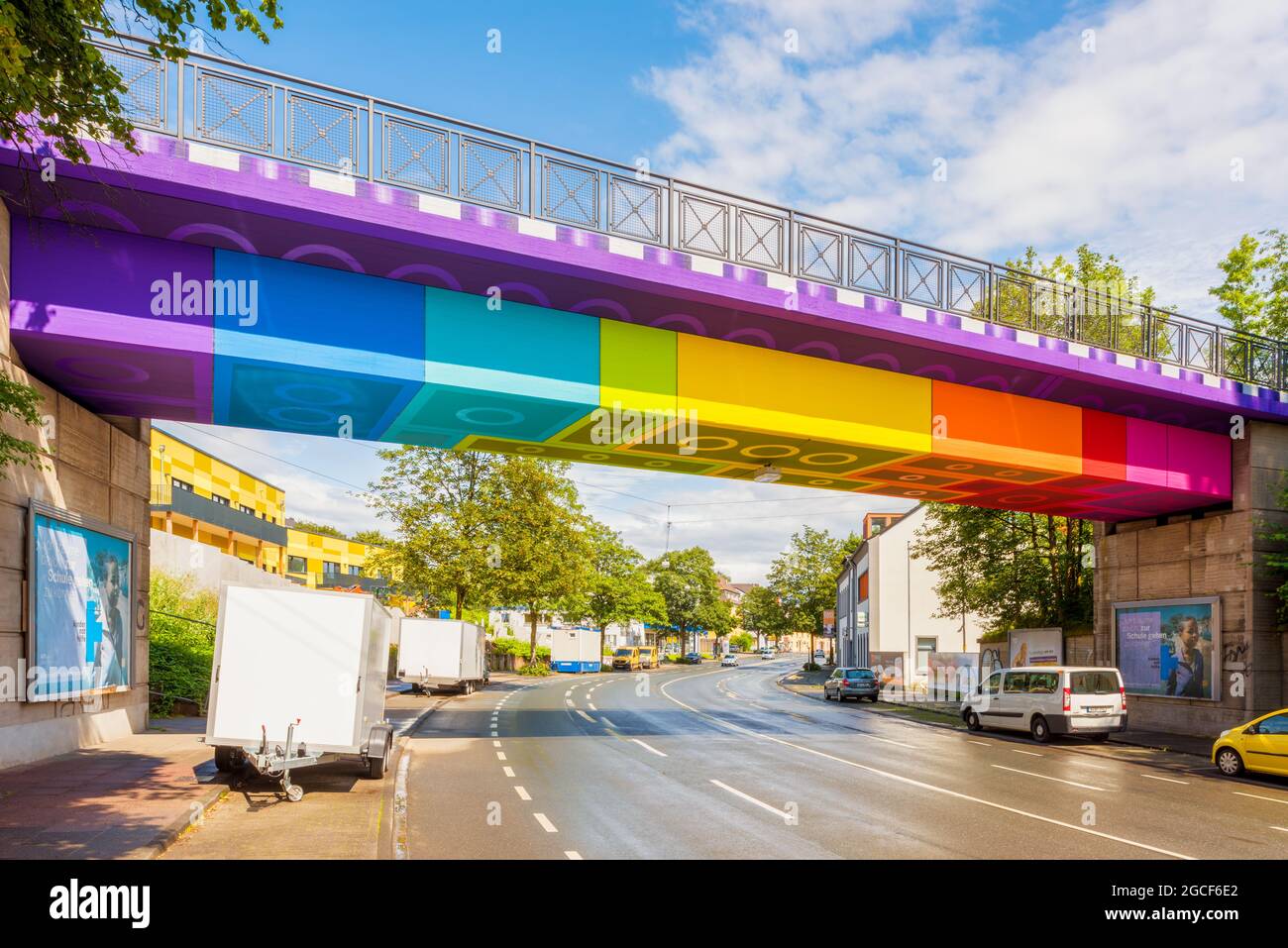 El Lego Bridge 2,0 o Rainbow Bridge en Wuppertal, Alemania, pintado en julio de 2020 por el artista de graffiti Martin Heuwold al estilo de los ladrillos Lego Foto de stock