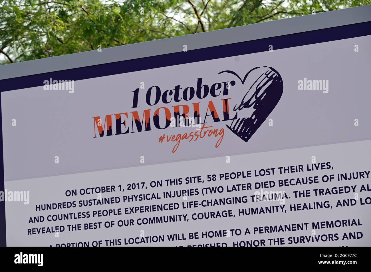 Las Vegas, Nevada, Estados Unidos. 7th de agosto de 2021. Una señal publicada el de un futuro monumento permanente para las víctimas y héroes del tiroteo del 1 de octubre