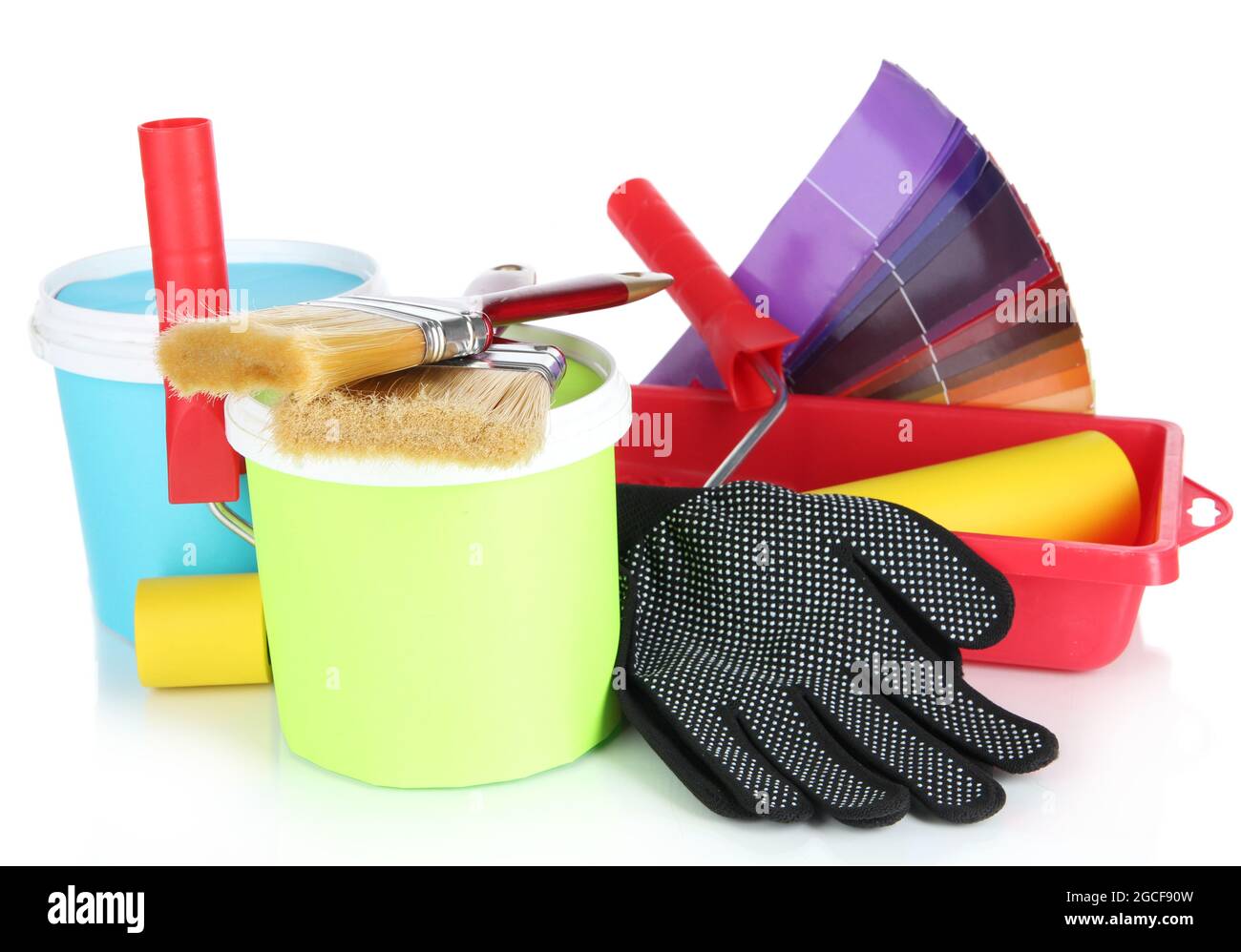 Cubo de plástico con pintura, rodillo, cepillos y paleta de colores  brillantes aislados en blanco Fotografía de stock - Alamy