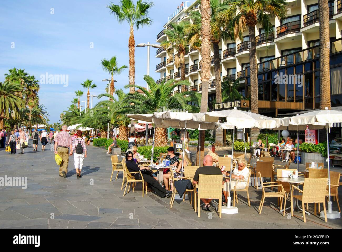 Paseo marítimo, restaurantes, Puerto de La Cruz, Tenerife, Islas Canarias,  España Fotografía de stock - Alamy