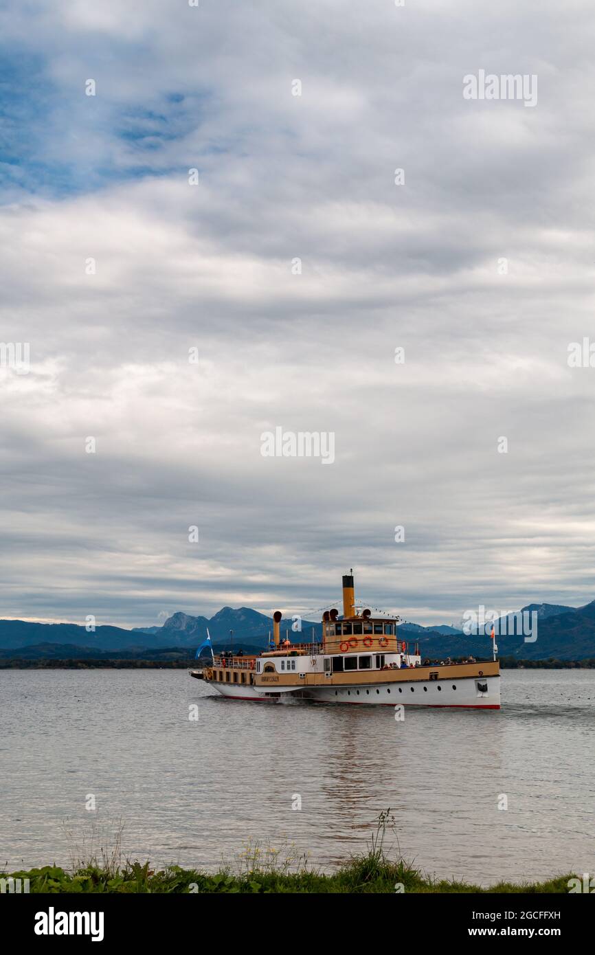 Barco de vapor Ludwig Fessler Paddle en el lago Chiemsee en Baviera Foto de stock