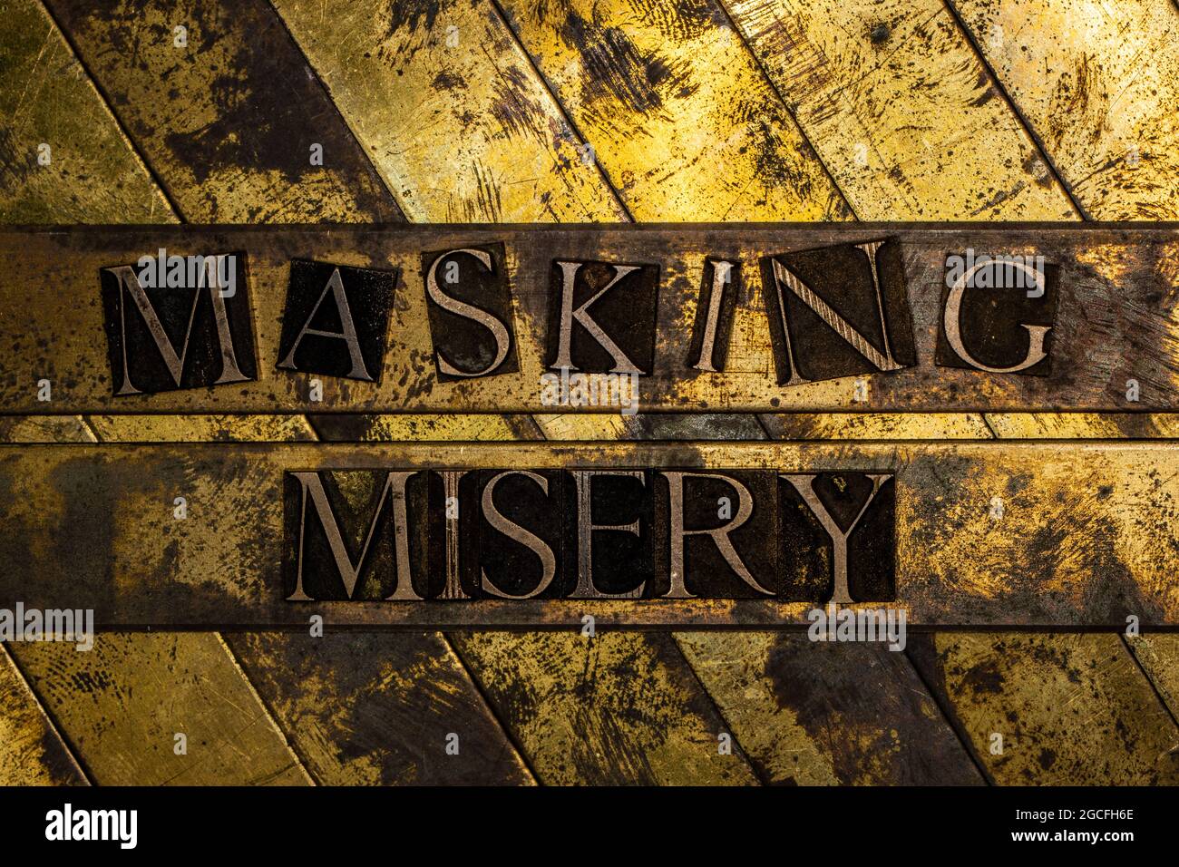 Enmascarar texto de miseria sobre fondo de cobre y oro con textura vintage Foto de stock